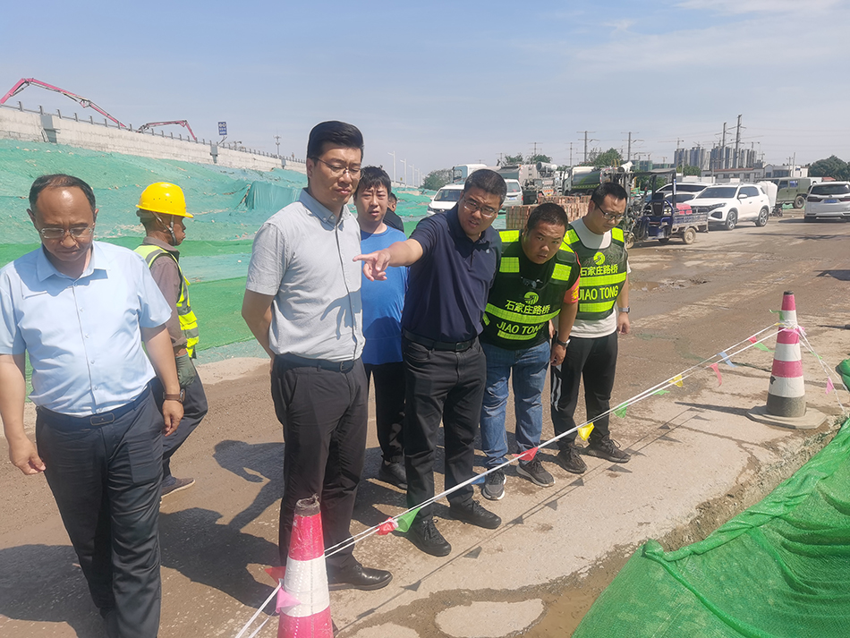 交投集團領導對復興大街、北三環市政化改造項目現場開展大氣污染防治檢查