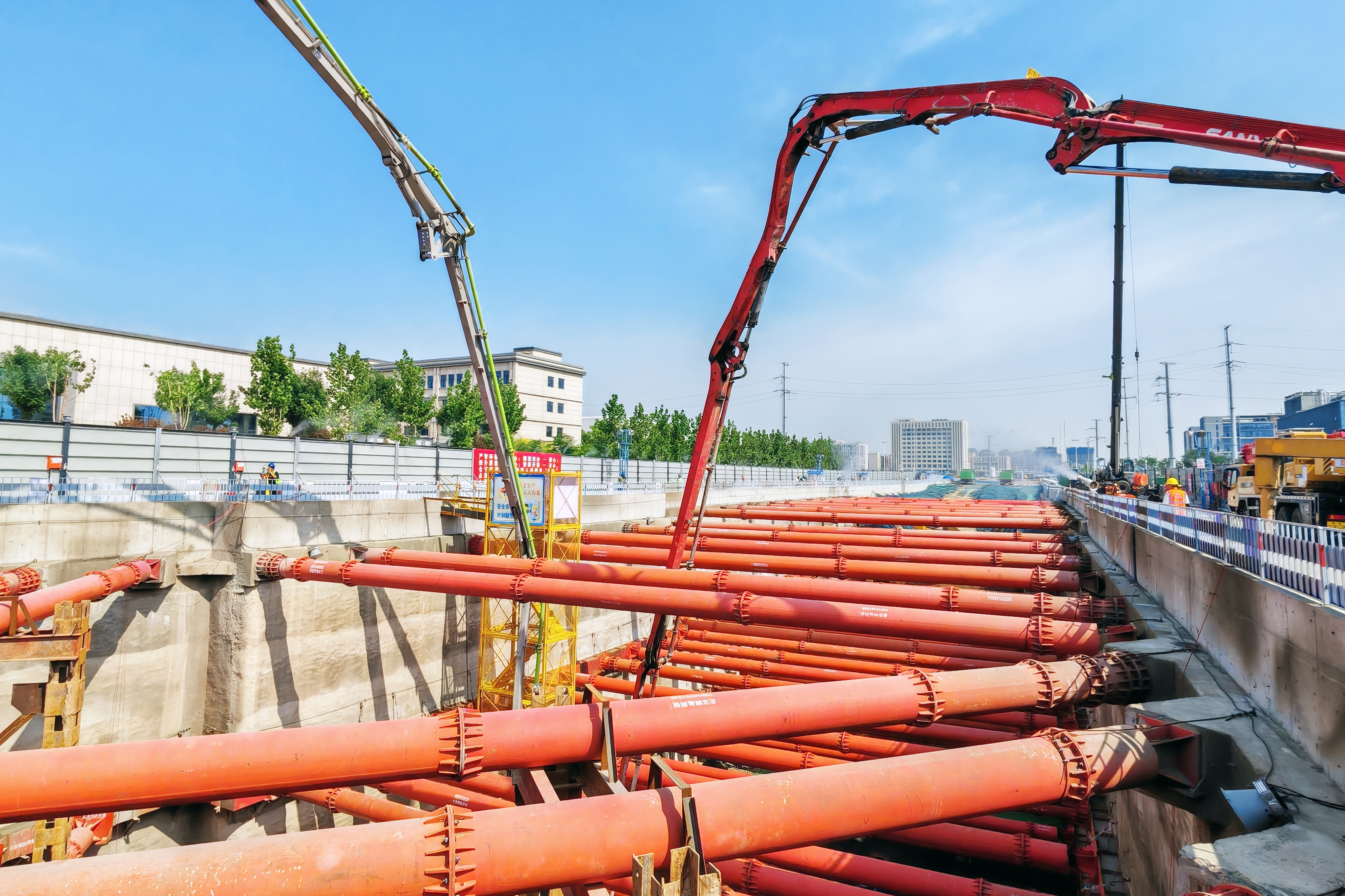 石家莊地鐵6號線一期工程倉寧東路站—東佐路站明挖區(qū)間首段底板混凝土澆筑順利完成